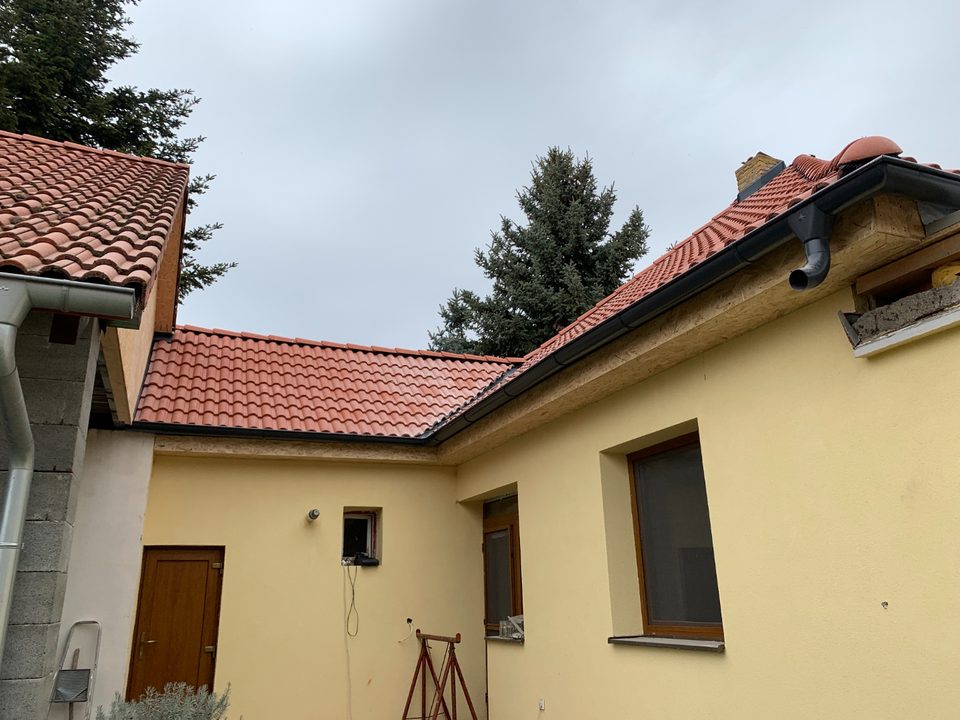 Nová tmavohnedá škridla – rodinný dom